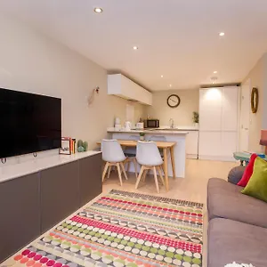 Apartment Compton Luxury Apartment-free Parking, York